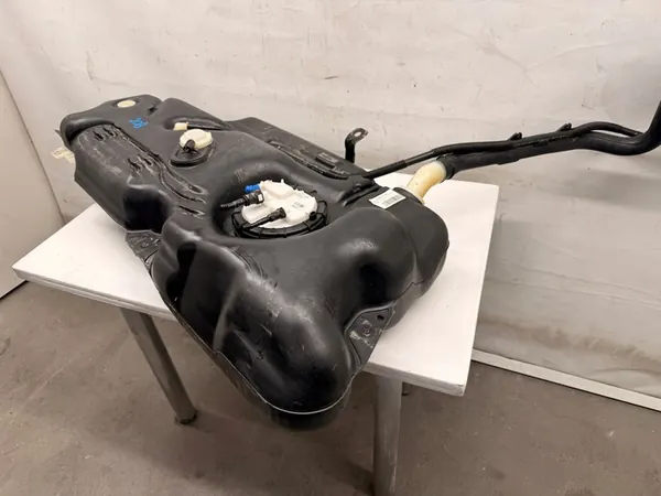 Peugeot 208 1.4 HDi Fuel Tank Complete 9674461380 image 2