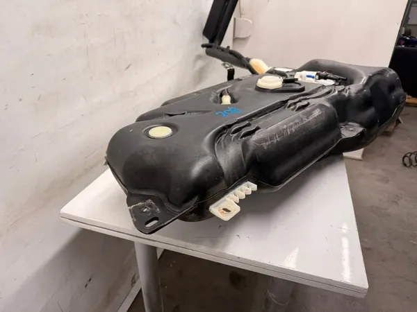 Peugeot 208 1.4 HDi Fuel Tank Complete 9674461380 image 3