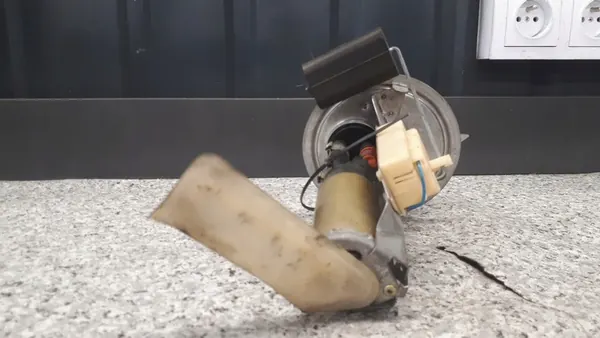 Bomba de combustible Ford Fiesta MK3 1.2 5V 98R OEM f1dua3a image 3