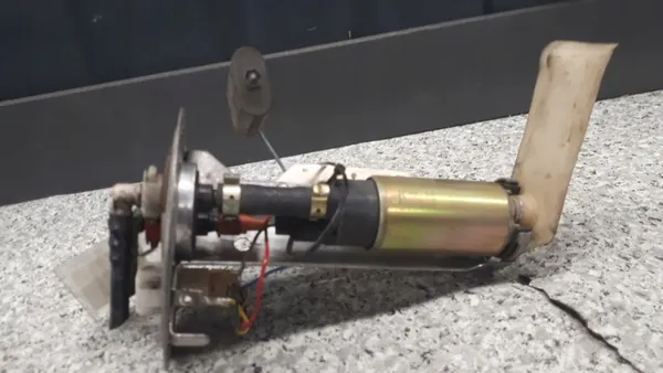 Bomba de combustible Ford Fiesta MK3 1.2 5V 98R OEM f1dua3a image 5