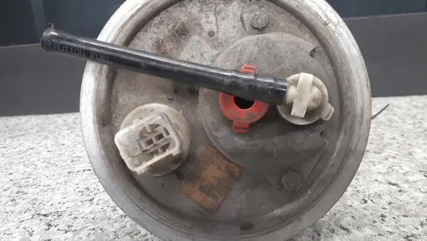 Bomba de combustible Ford Fiesta MK3 1.2 5V 98R OEM f1dua3a image 7