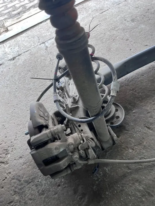 Viga Suspensión Trasera STONIC OEM - Kia OE Usado image 3