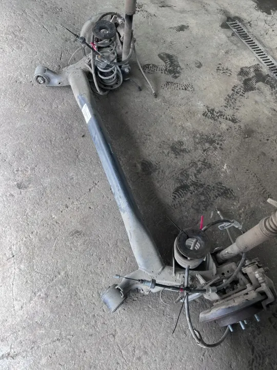 Viga Suspensión Trasera STONIC OEM - Kia OE Usado image 4