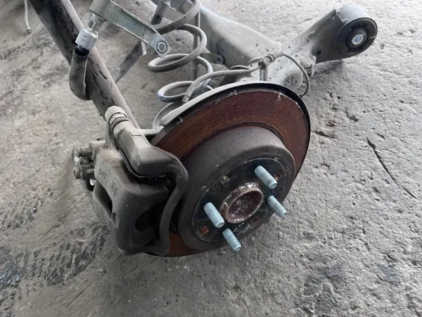 Viga Suspensión Trasera STONIC OEM - Kia OE Usado image 7
