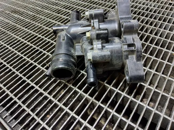 Kia OE termostaatin kotelo 2560003HC0 - Käytetty image 5