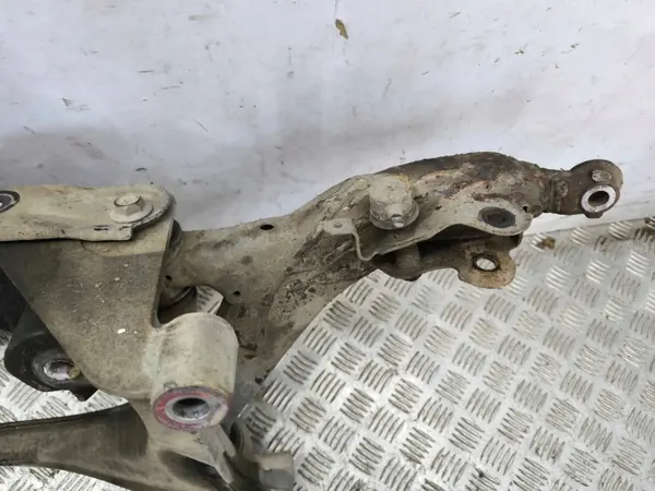 Lexus Voorste hulpframe OEM AMD135951 - Gebruikt image 4