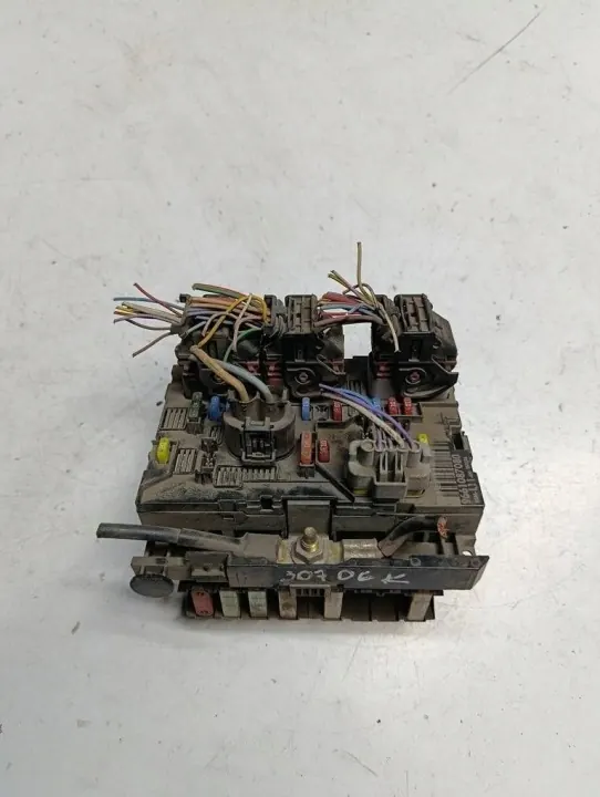 Peugeot Säkerhetslåda OEM 9661087080 - Begagnad image 2