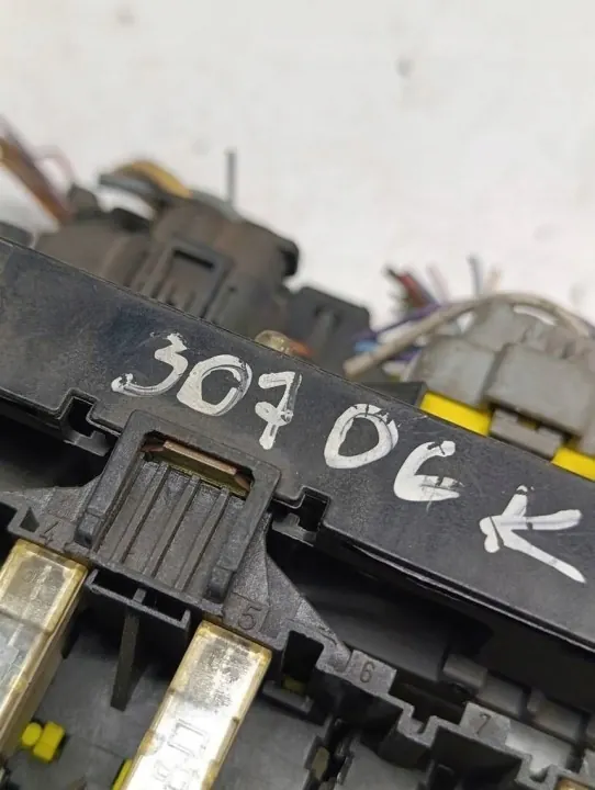 Peugeot Säkerhetslåda OEM 9661087080 - Begagnad image 3