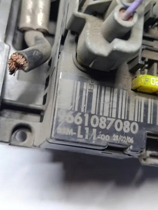 Peugeot Säkerhetslåda OEM 9661087080 - Begagnad image 4