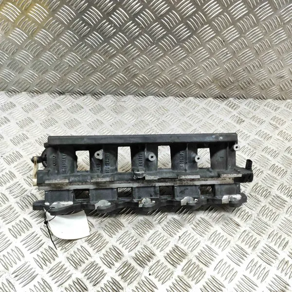 Colector de admisión Audi OE usado OEM 07K133201AE image 2