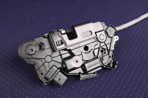 Höger Framdörrslås VW AMAROK 5N2837016E 2.0L Diesel image 2