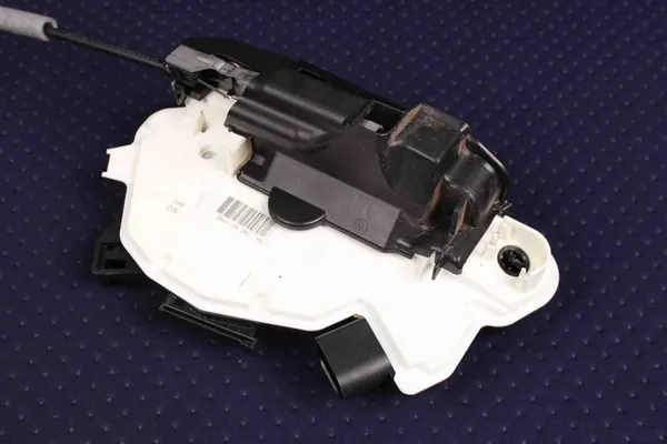 Höger Framdörrslås VW AMAROK 5N2837016E 2.0L Diesel image 3