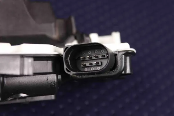 Höger Framdörrslås VW AMAROK 5N2837016E 2.0L Diesel image 4