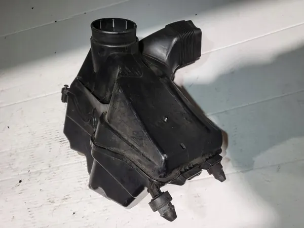 Ilmansuodattimen kotelo AUDI A6 (4F2, C6) 5.2L bensiini image 2