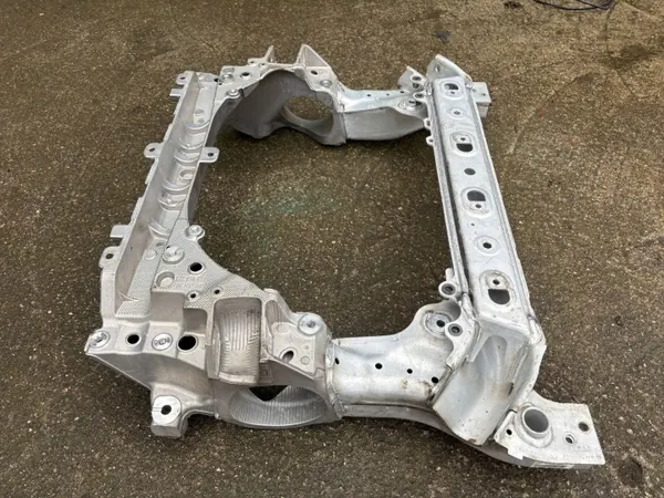 Mercedes Moottorituki OEM A2236228001 Etuosa image 4