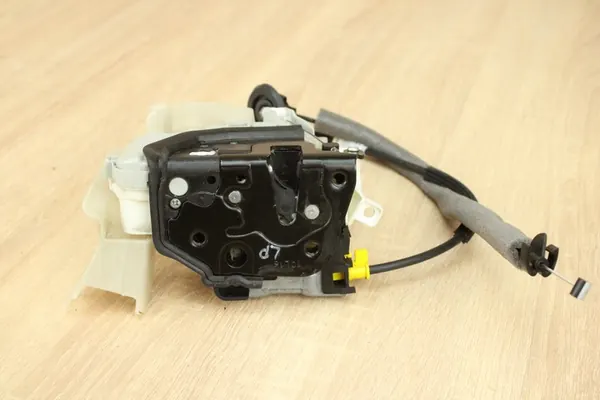 Fram vänster dörrlås 7 pin Audi A6 C7 8J1837015E image 2