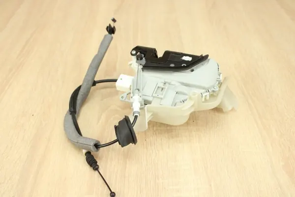 Fram vänster dörrlås 7 pin Audi A6 C7 8J1837015E image 3