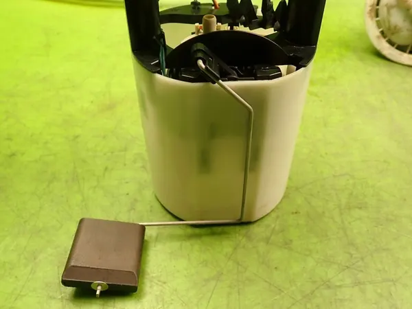 Bränslenivåsensor Pump BMW E87 LIFT 1.6 B 09r OEM 7197073 image 8