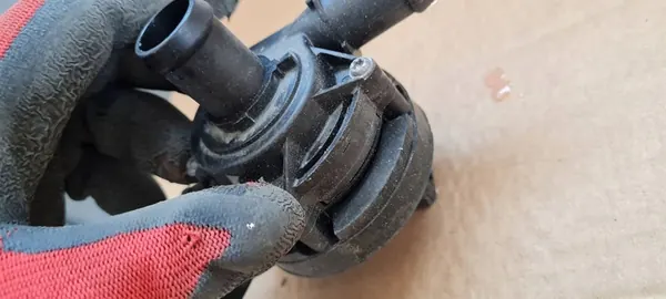 Vattenpump Q3 83A 2.0 TFSI Audi 3QF121599C image 6