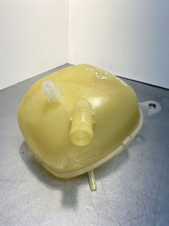 Mitsubishi OE 01123 Utjämningstank - Begagnad image 8