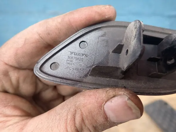 Bouchon lave-phare Volvo V70 OEM 30678625 image 4