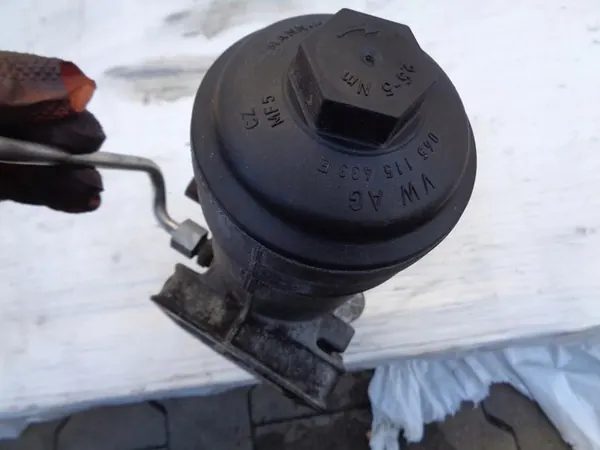 Oljefilterhus 045115389K Audi A3 8P Golf V Touran Passat B6 2.0 TDI image 7