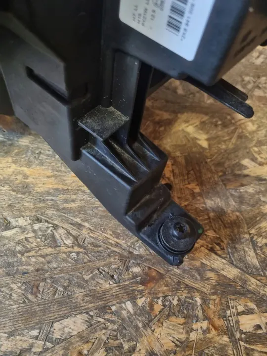 VW Caddy IV Oikea Ajovalaisin Eurooppalainen image 4