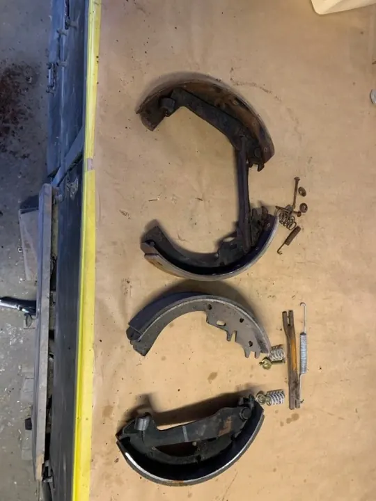 Opel Commodore A bakre bromsbackar OEM 1028 image 2