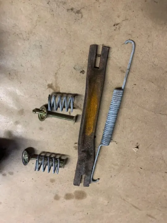 Opel Commodore A bakre bromsbackar OEM 1028 image 3