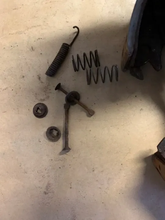 Opel Commodore A bakre bromsbackar OEM 1028 image 4