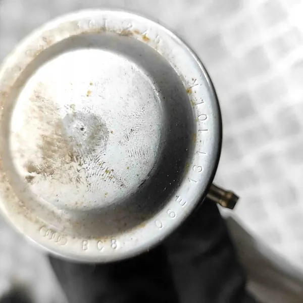 Motorutrymmet delar Audi A5 Cabrio 3.0L OEM 06E131101K image 6