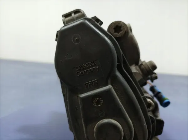 Mercedes E W213 takaoikea jarrupuristin OEM A0044235898 image 5