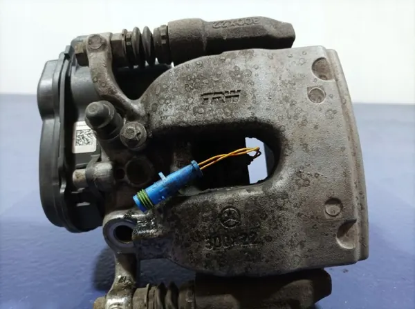 Mercedes E W213 takaoikea jarrupuristin OEM A0044235898 image 6