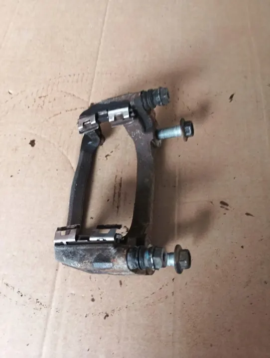 Soporte de pinza trasero izquierdo OEM 17802002 Ford F-150 image 2