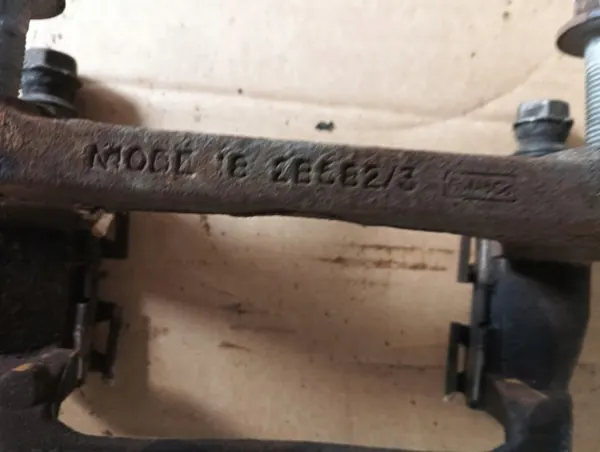 Soporte de pinza trasero izquierdo OEM 17802002 Ford F-150 image 3
