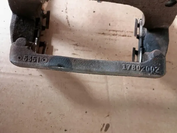 Soporte de pinza trasero izquierdo OEM 17802002 Ford F-150 image 4