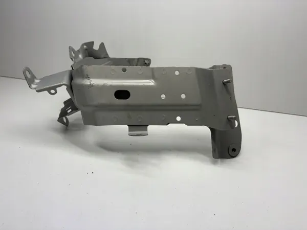 Audi Q7 4M etu vasen lokasuojan kiinnike OEM 4M0821131F image 2