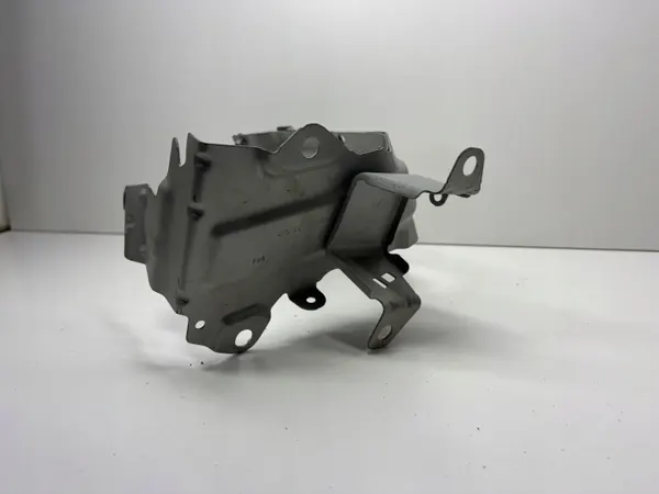Audi Q7 4M etu vasen lokasuojan kiinnike OEM 4M0821131F image 3