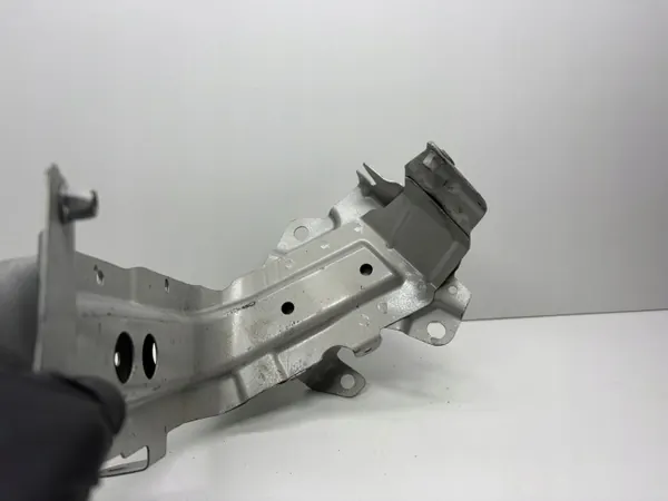 Audi Q7 4M etu vasen lokasuojan kiinnike OEM 4M0821131F image 6