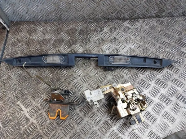 Garniture & Poignée de Coffre Skoda Octavia I OEM 1U9827565A image 3