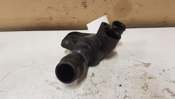 Carcasa de termostato Volkswagen PASSAT B6 06F121111J image 4