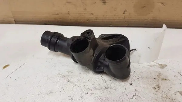 Carcasa de termostato Volkswagen PASSAT B6 06F121111J image 5