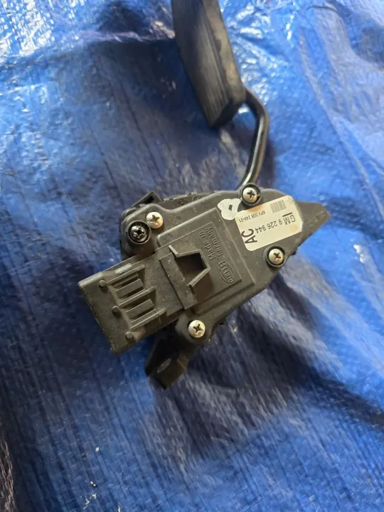 Pédale d'accélérateur OEM 9226944AC pour Opel Omega B image 3