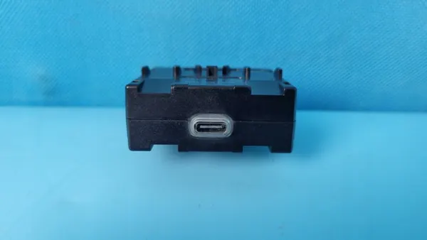Mercedes USB-port A2238201105 för W206 C220 image 2