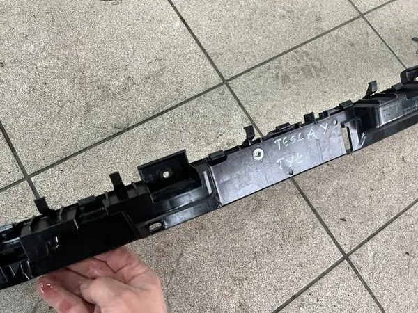 TESLA MODEL Y 20- Suporte de para-choque traseiro image 3