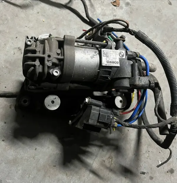 BMW OEM 6861882 Fjädringskompressor Begagnad image 2