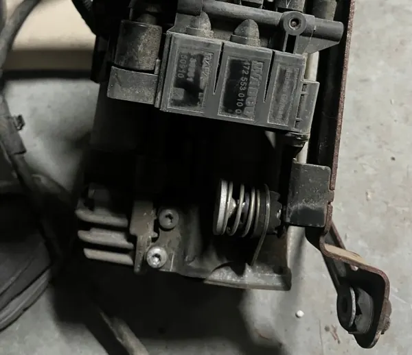 BMW OEM 6861882 Fjädringskompressor Begagnad image 4