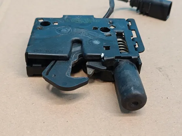 AUDI Q3 F3 SPORTBACK 1.4TFSI E 110KW 2023 HOOD LOCK B image 5