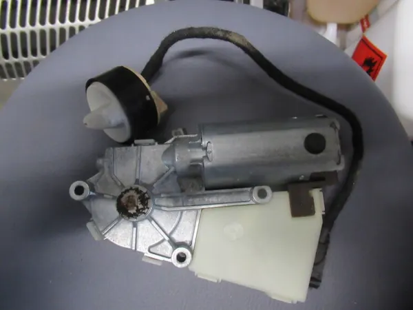 Skoda Octavia Mk2 schuifdakmotor OEM 6X0959691E image 2