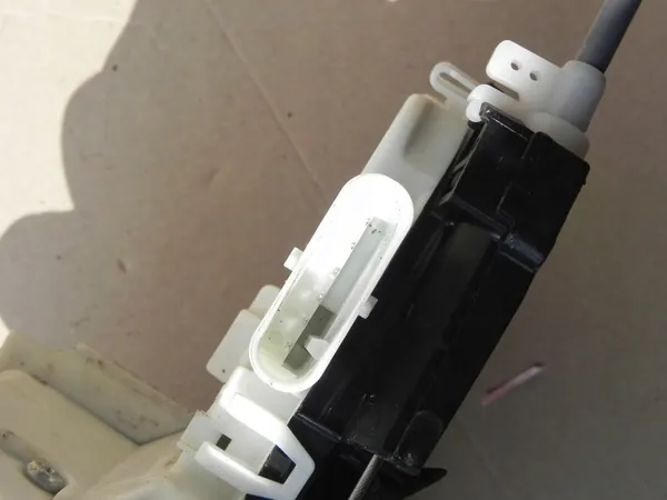 AUDI A4 B9 A5 A3 A2 A1 Q3 Q5 Höger Framdörrslås 6 Pin image 2